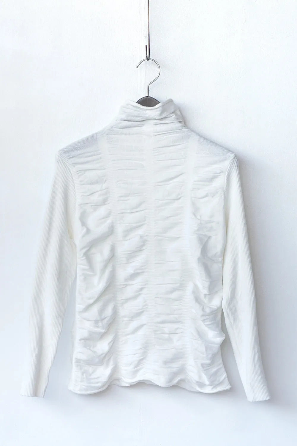 リブスリーブ シャーリングタートルニット