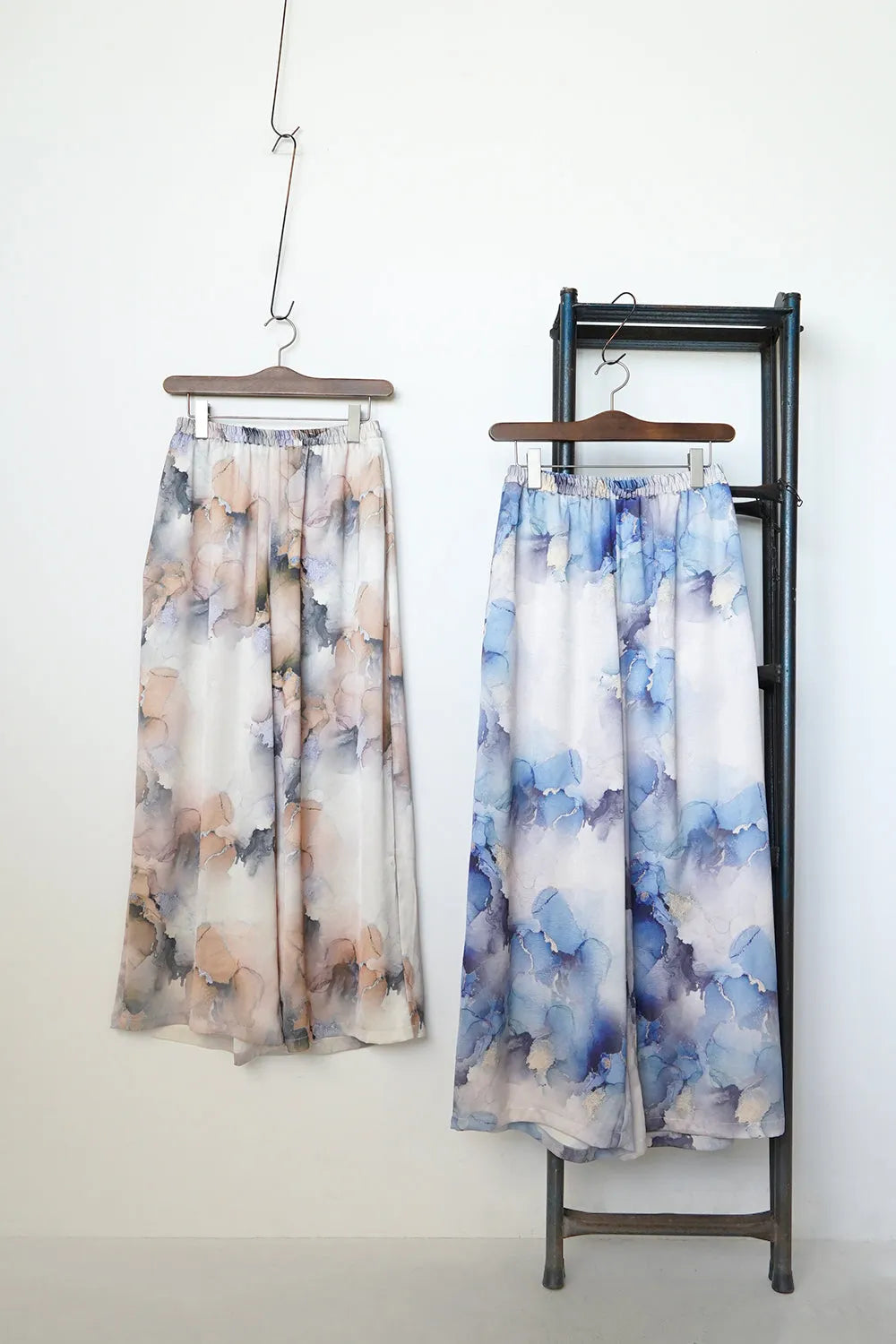 【LILA n’citta】水彩柄サテンイージーパンツ