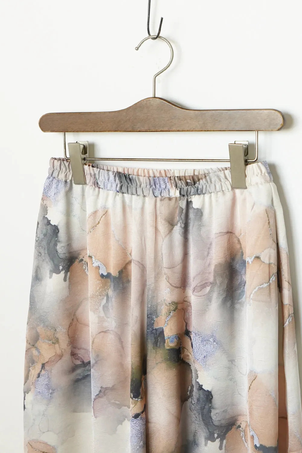 【LILA n’citta】水彩柄サテンイージーパンツ