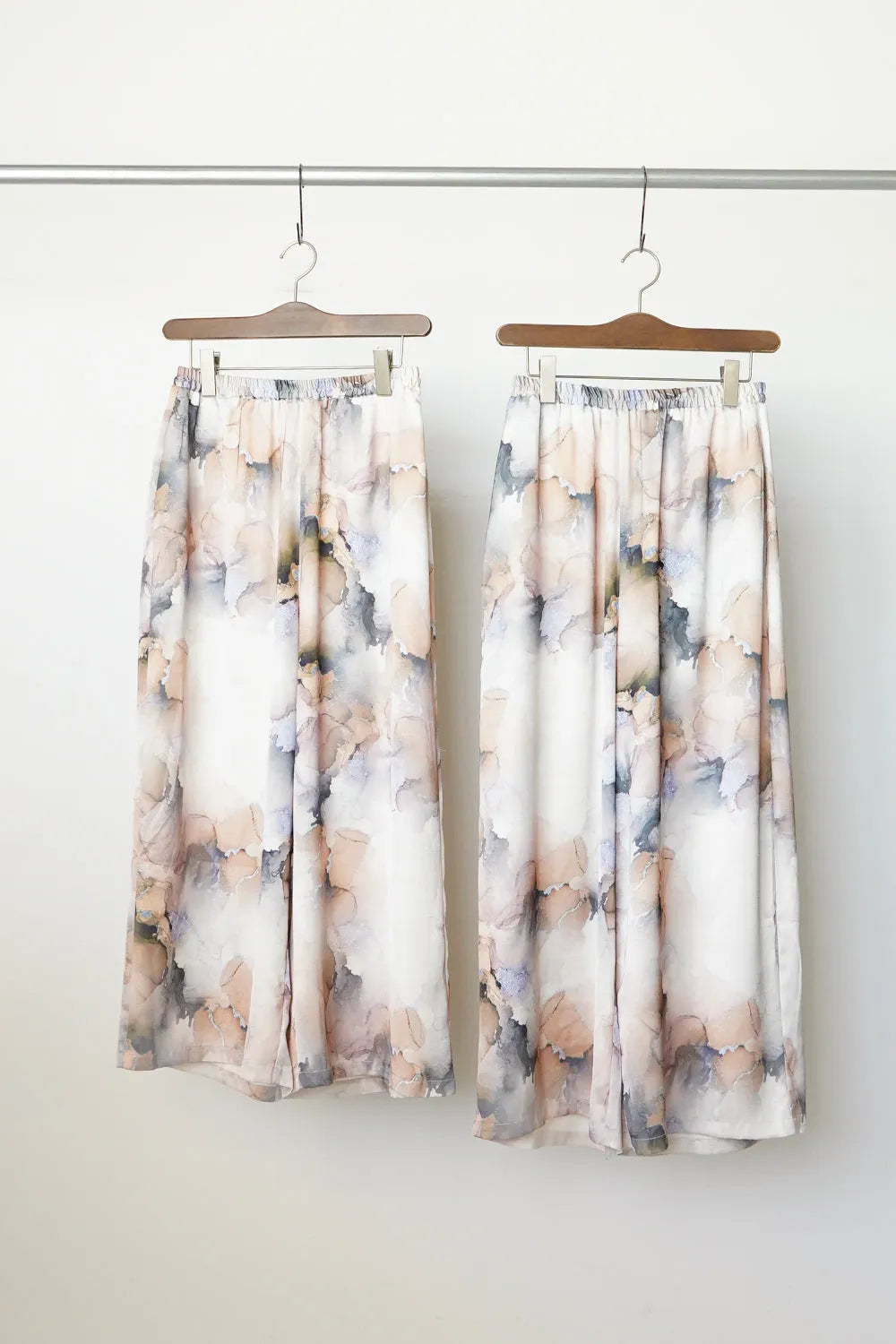 【LILA n’citta】水彩柄サテンイージーパンツ