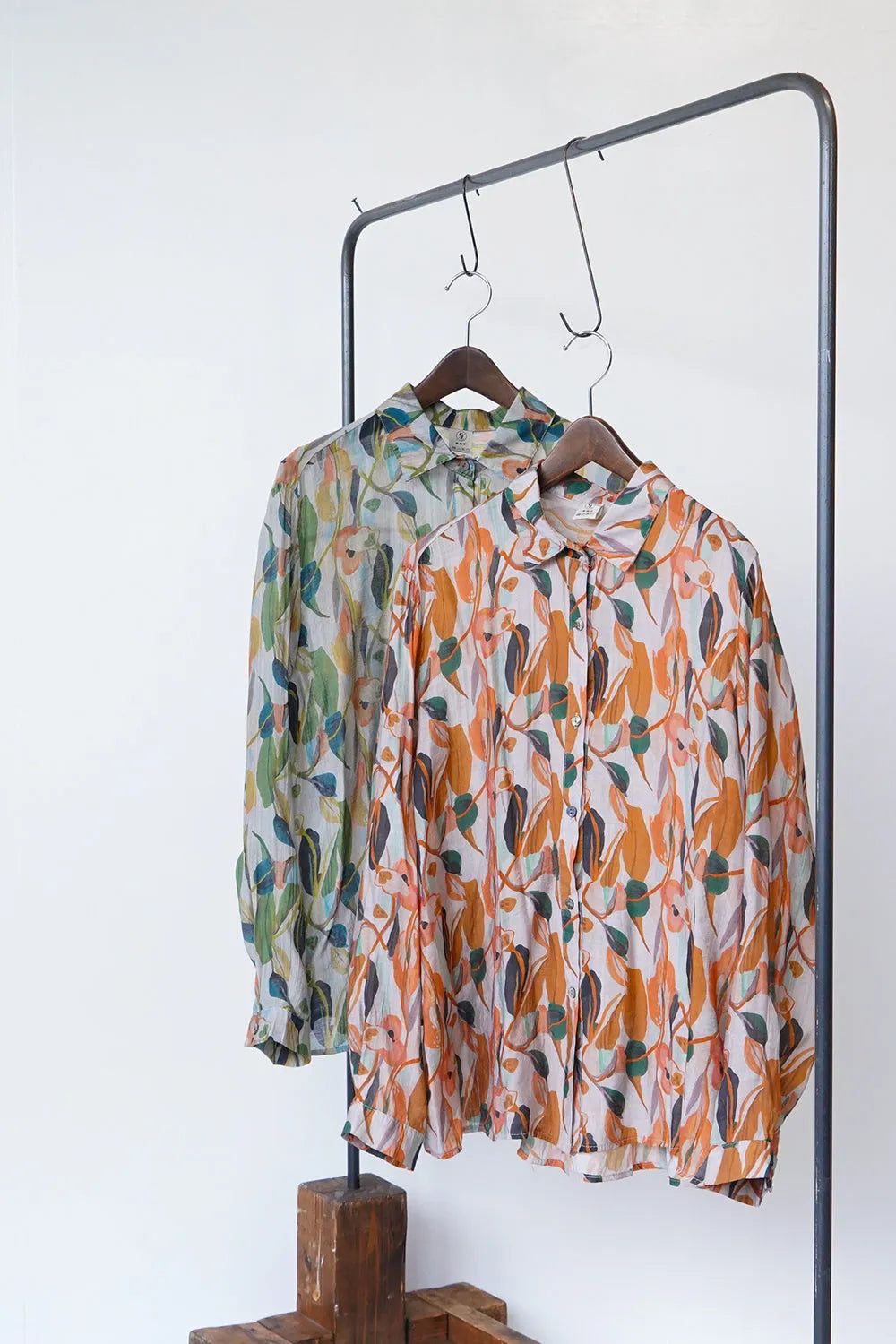 リーフ柄シャツ