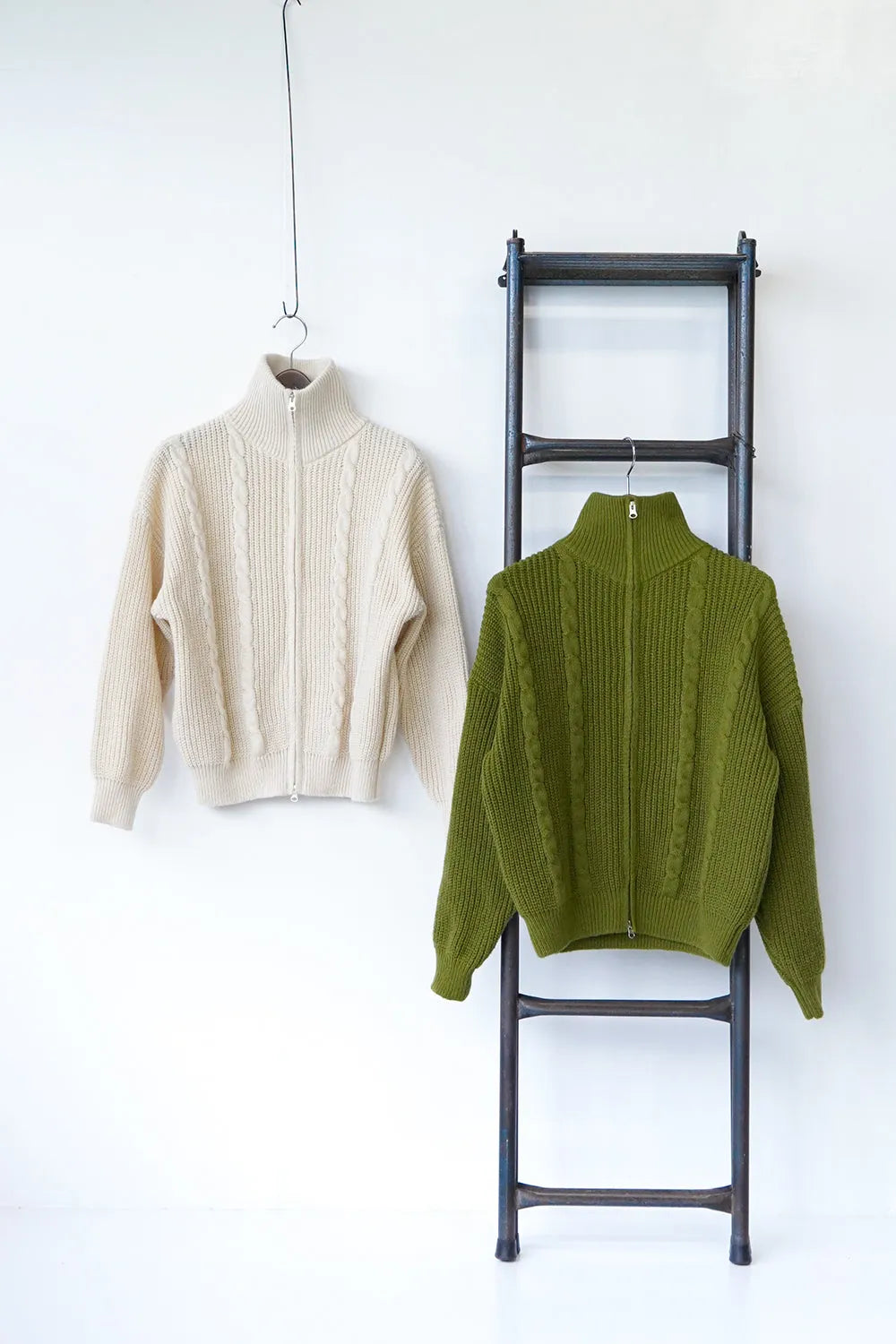 ジップアップハイネックニット