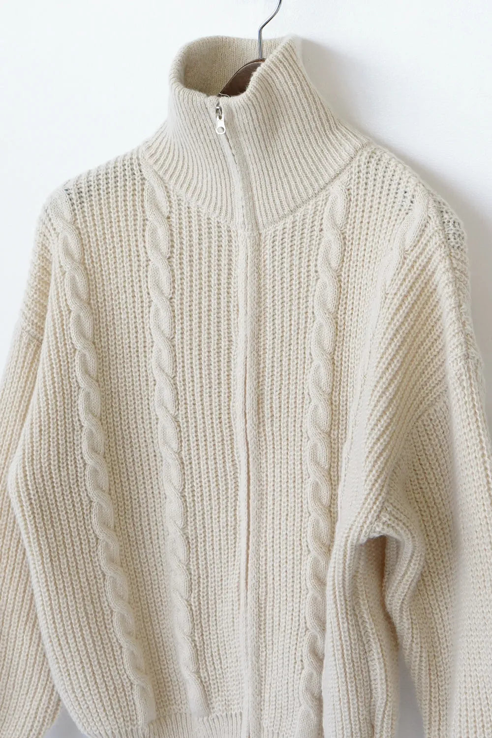 ジップアップハイネックニット