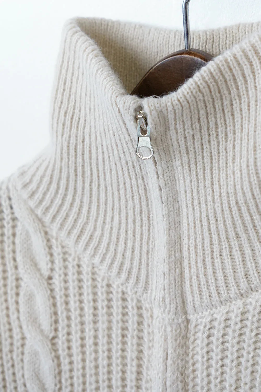 ジップアップハイネックニット