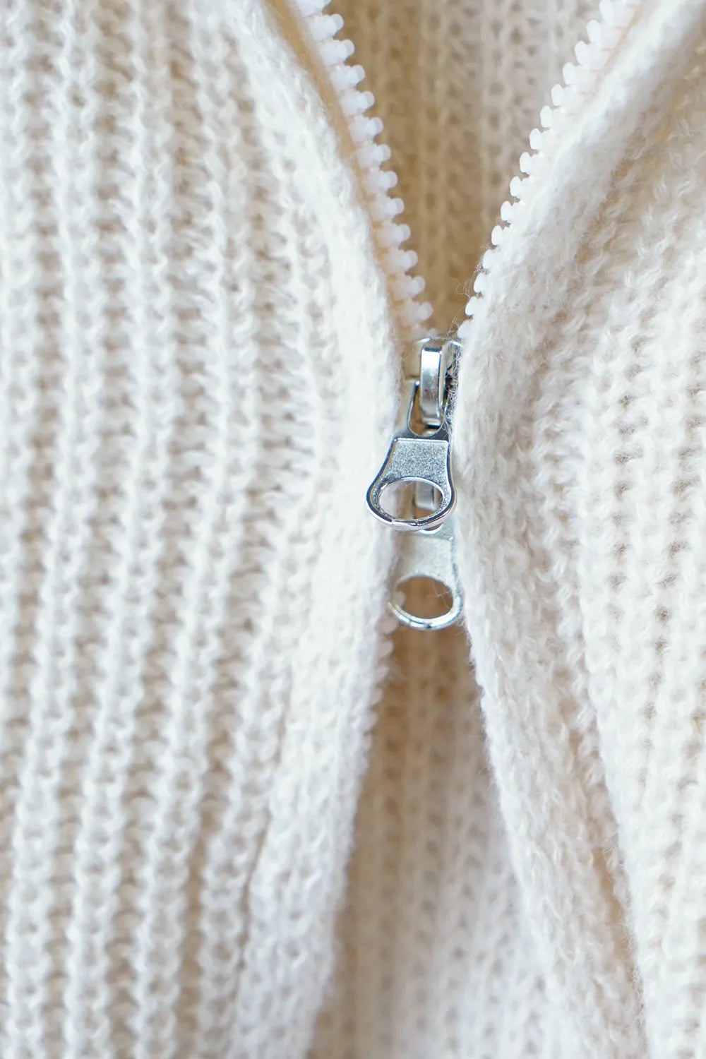 ジップアップハイネックニット