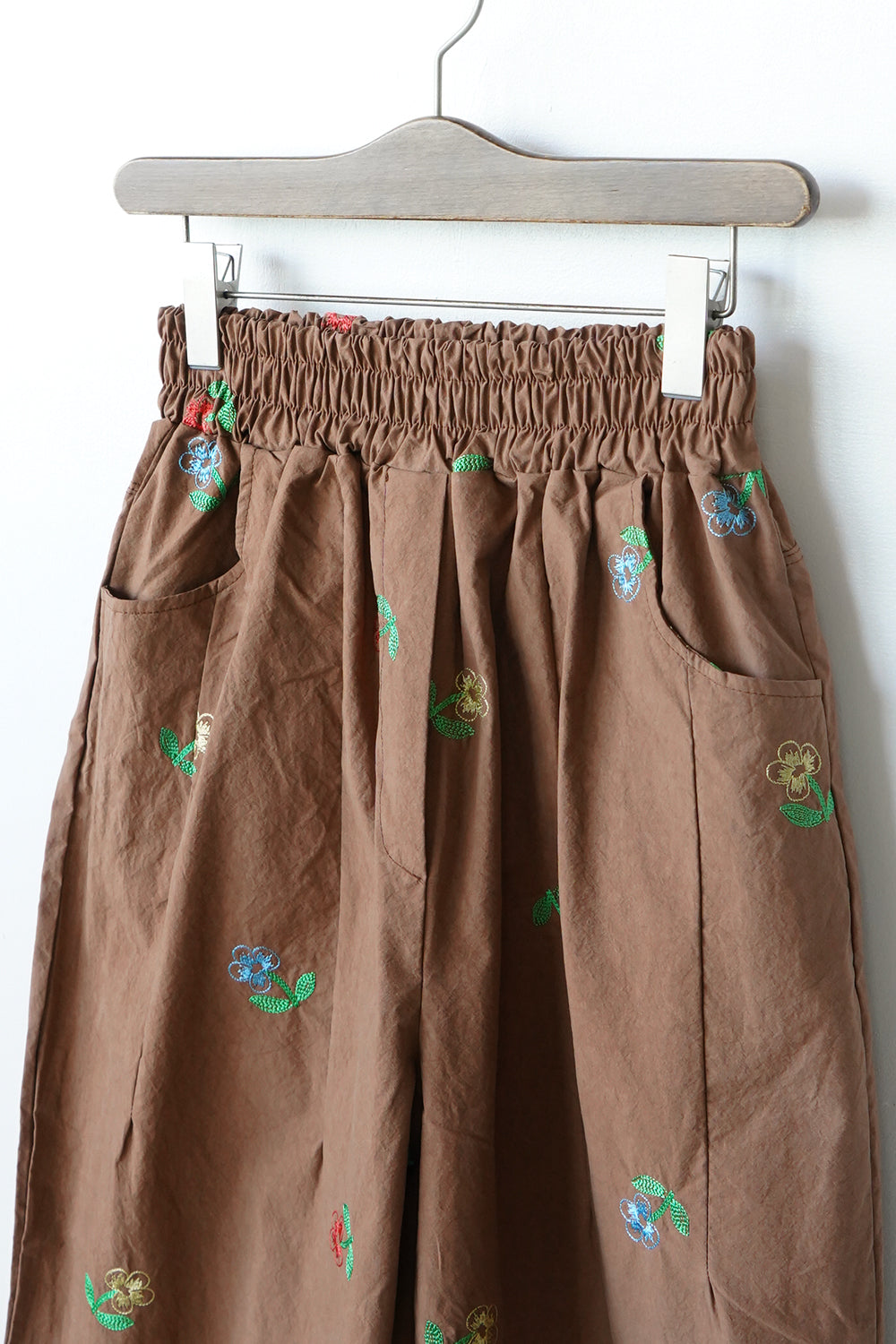 【OLLEBOREBLA 】美品！パンツ 刺繍　花 OLLEBOREBLA 】美品！パンツ 刺繍 花