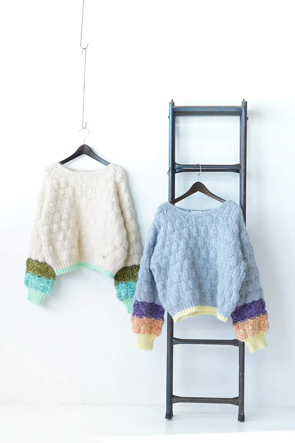 袖配色ボリュームニット