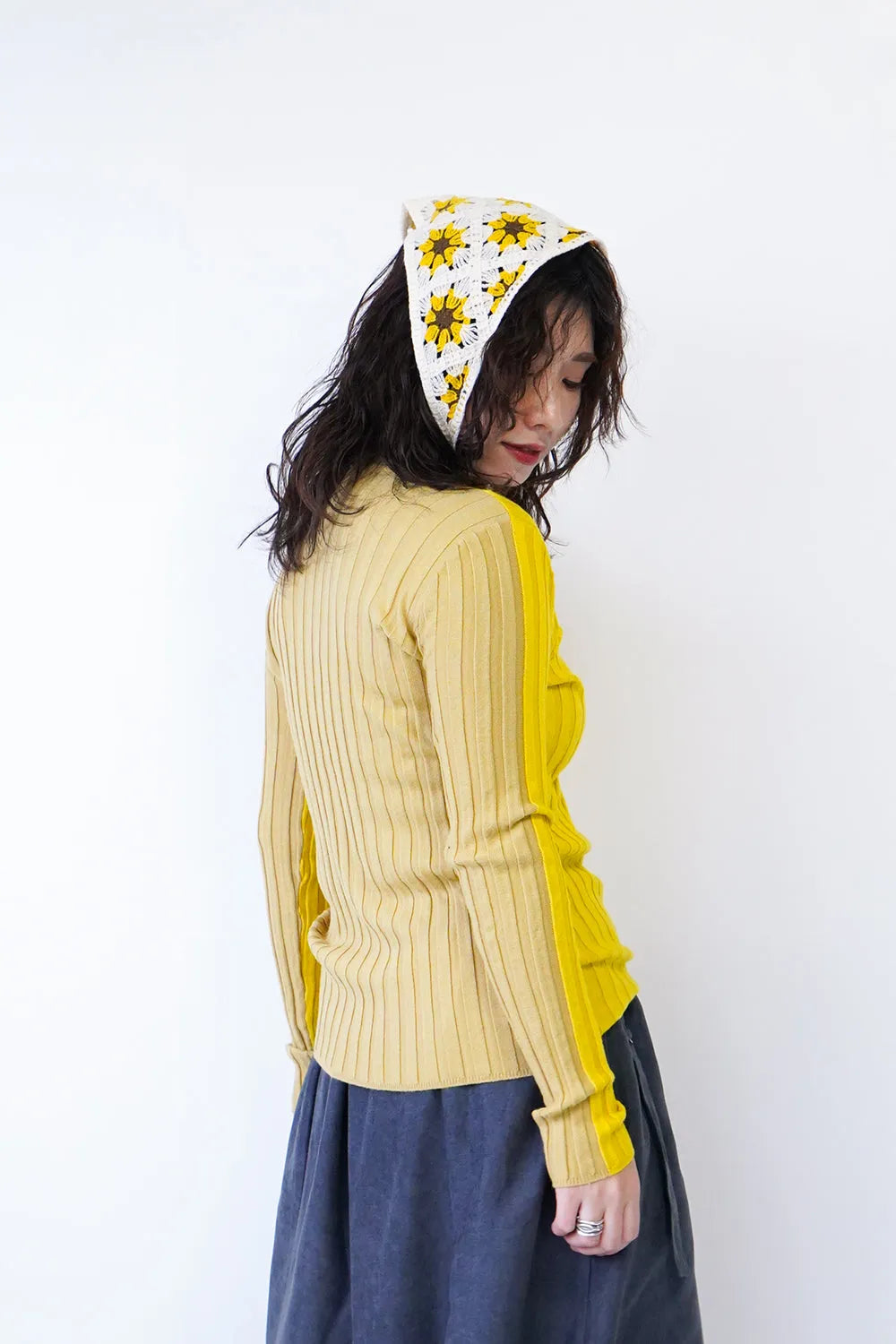 前後バイカラーハイネックニットソー