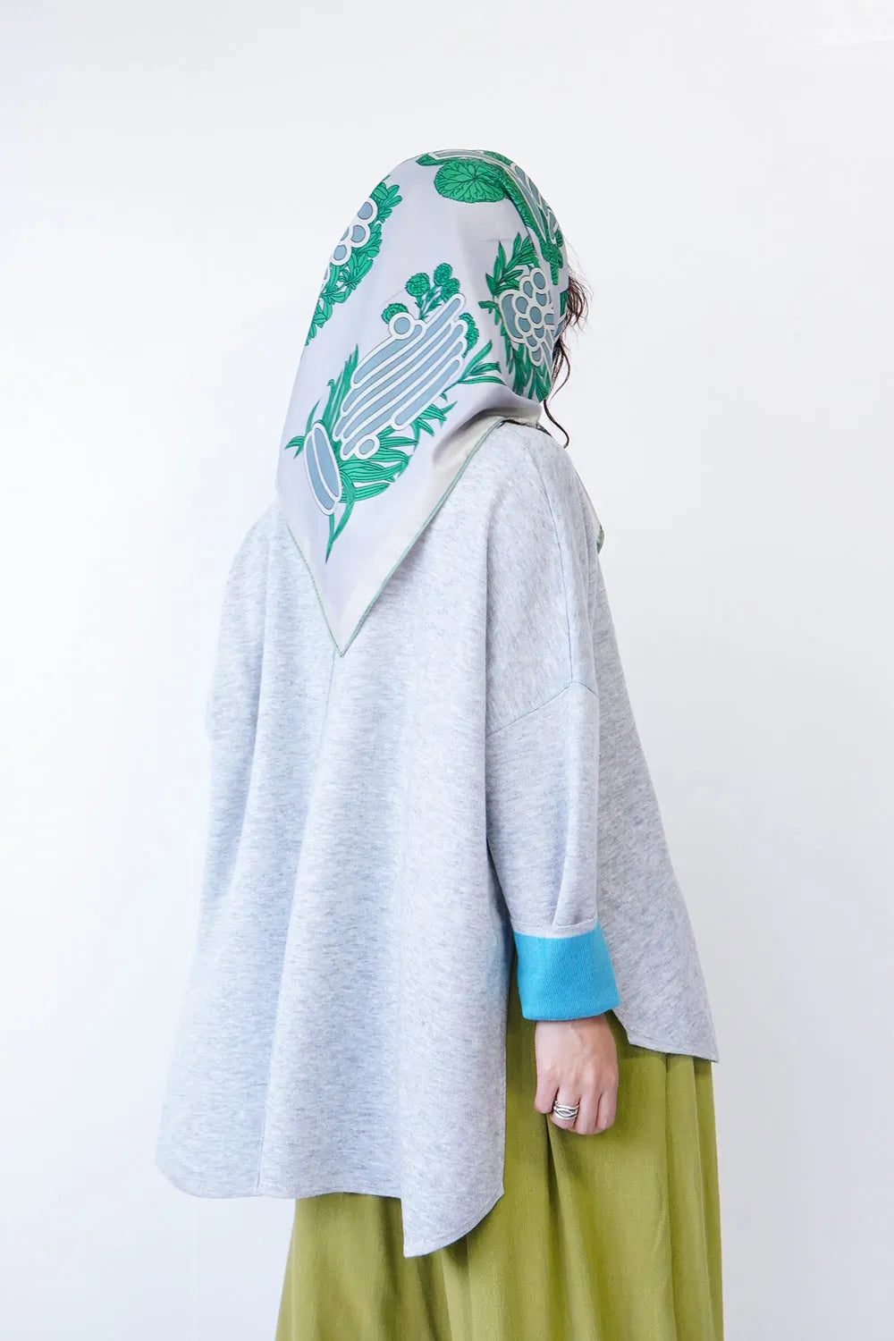 リバーシブルポンチョ風ニット