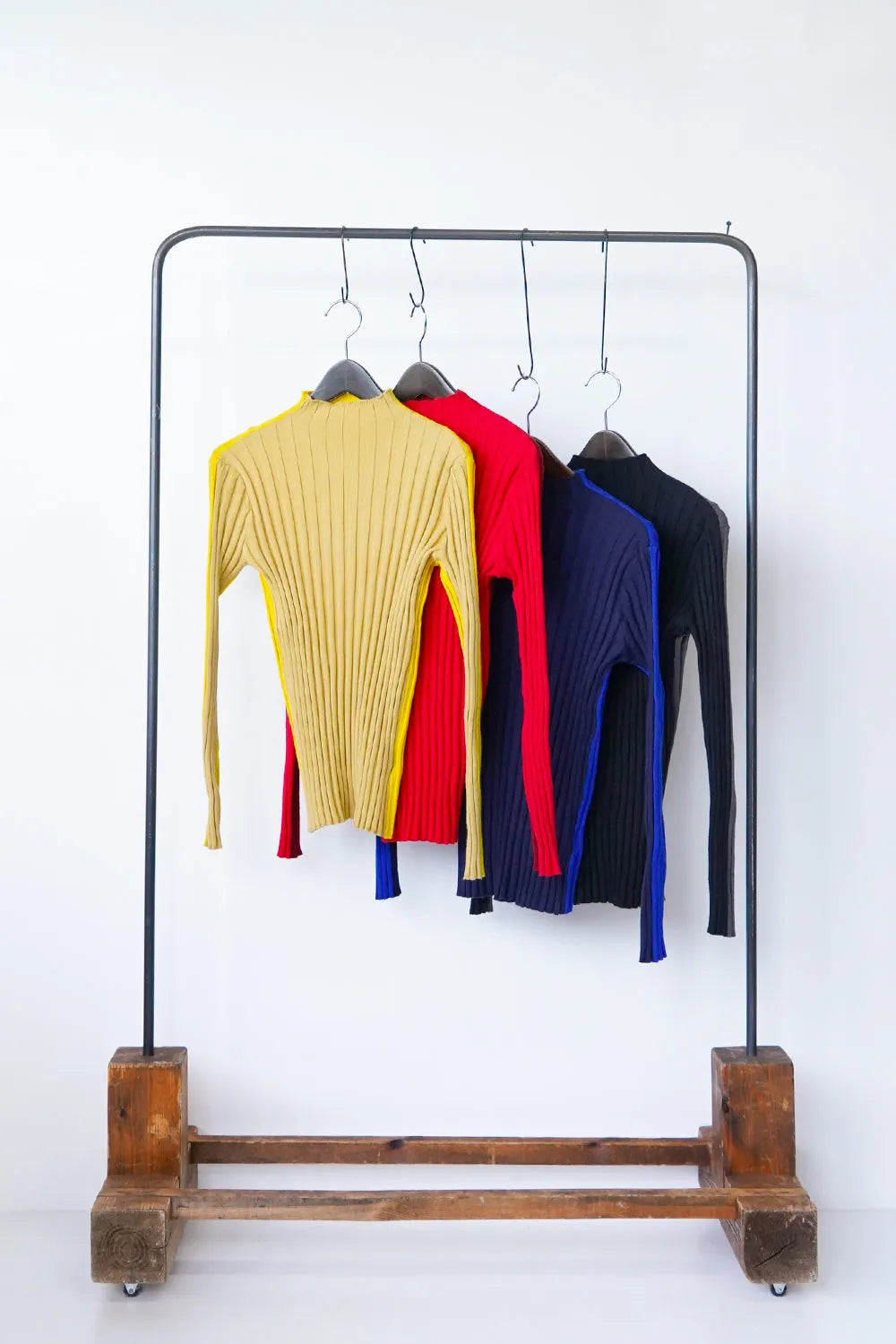 前後バイカラーハイネックニットソー