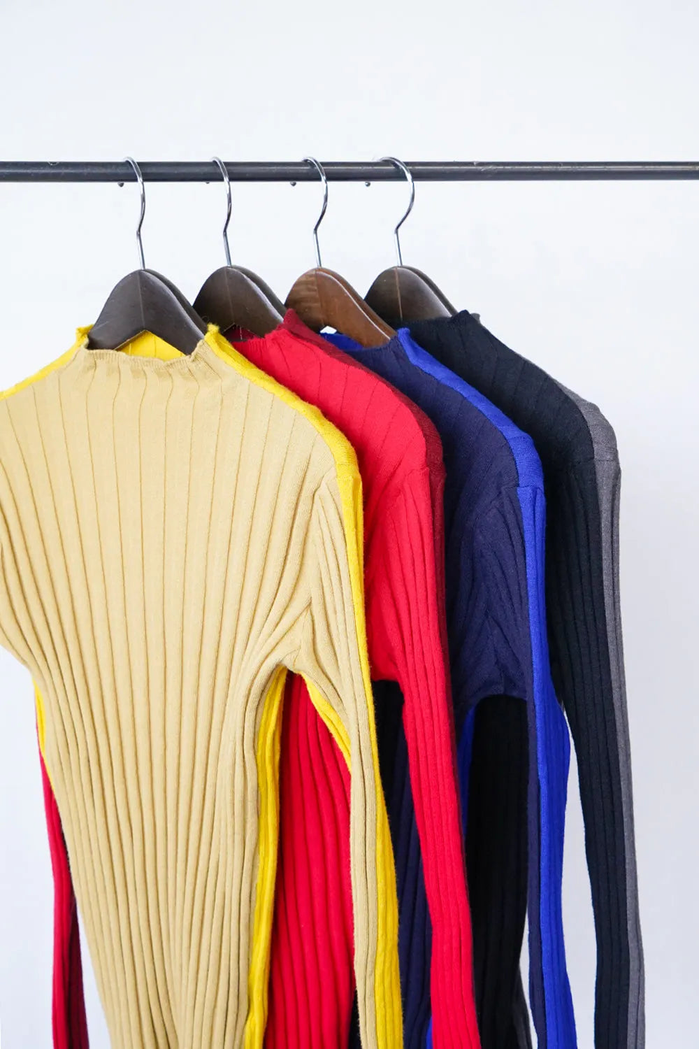 前後バイカラーハイネックニットソー