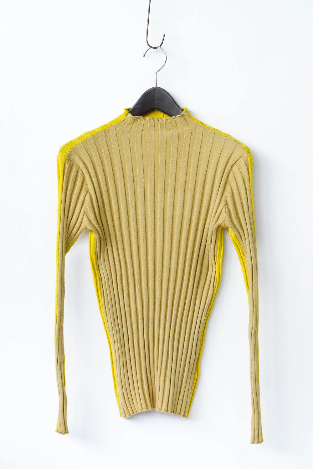 前後バイカラーハイネックニットソー