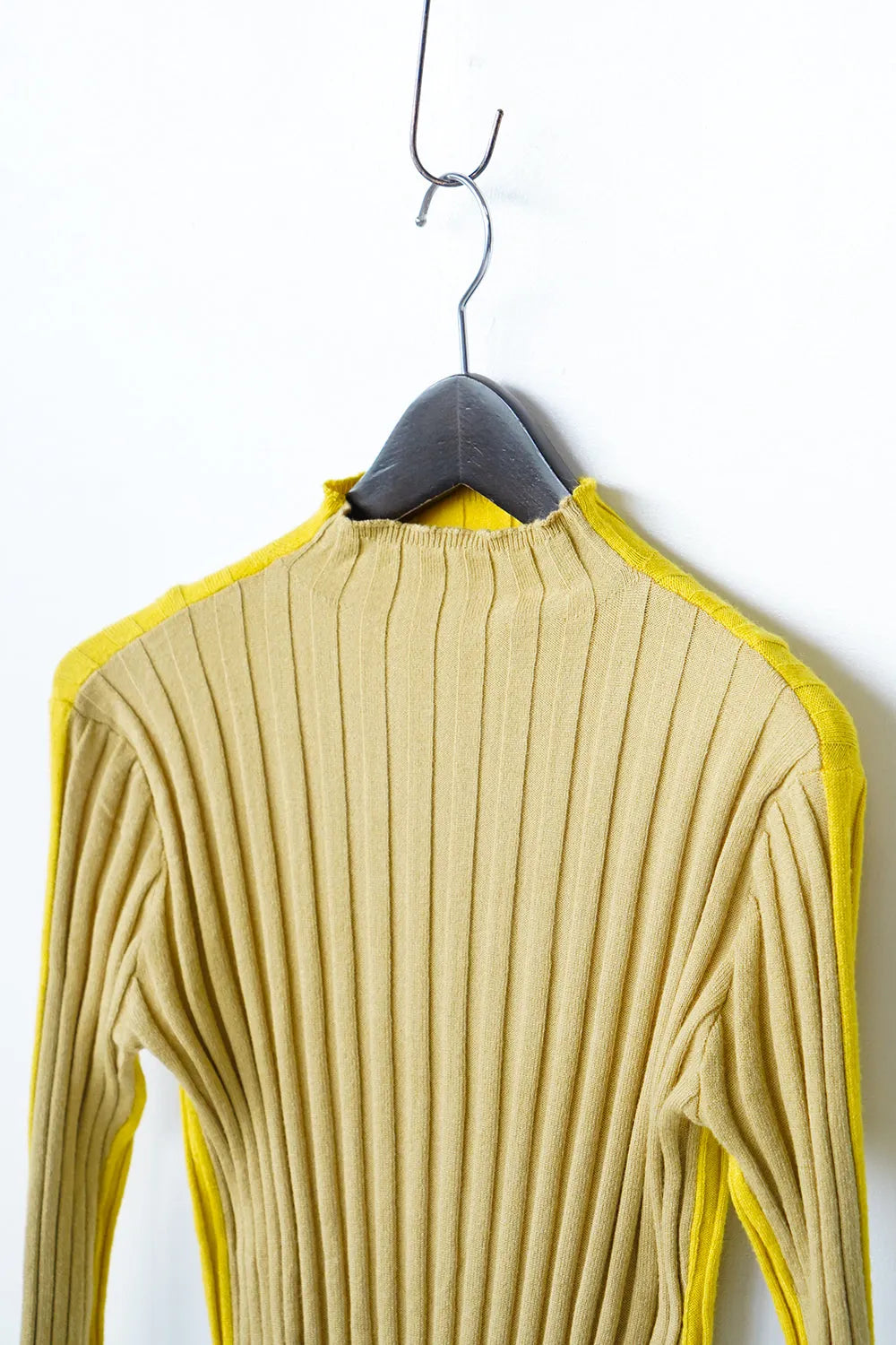 前後バイカラーハイネックニットソー