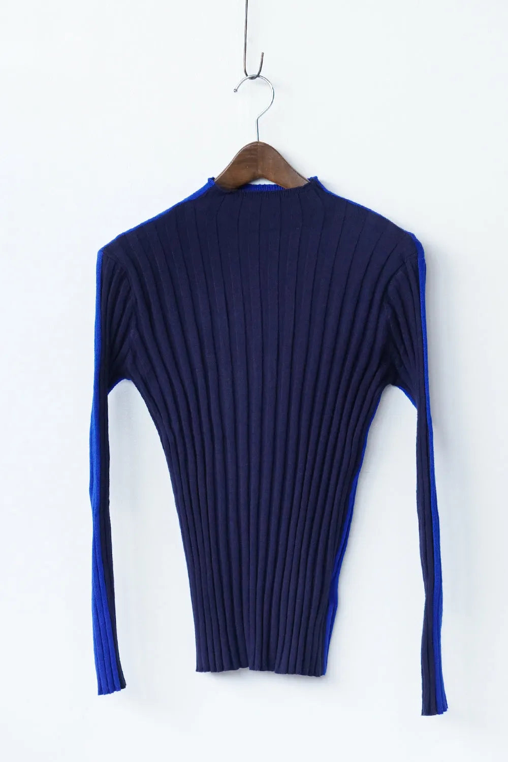 前後バイカラーハイネックニットソー