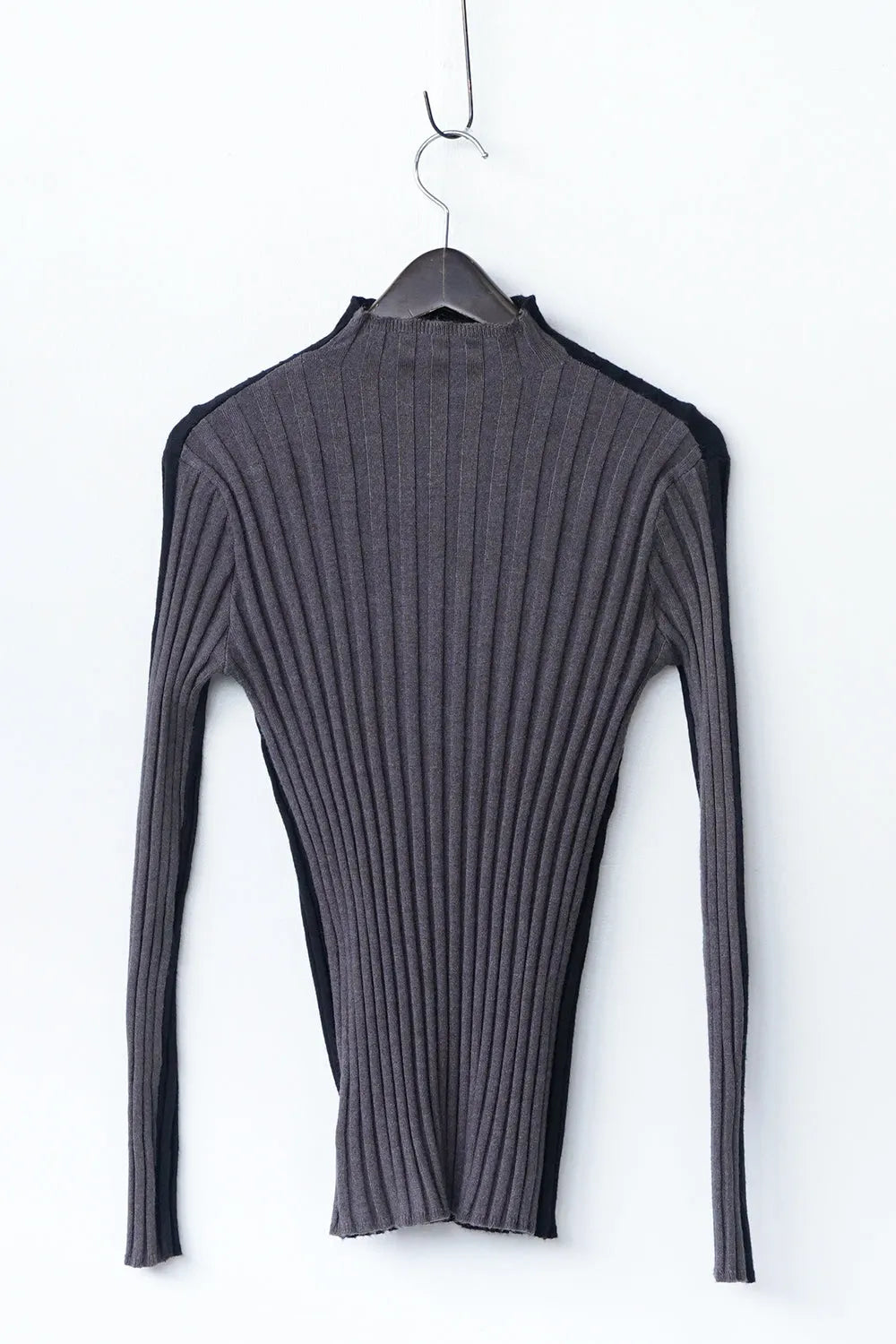 前後バイカラーハイネックニットソー