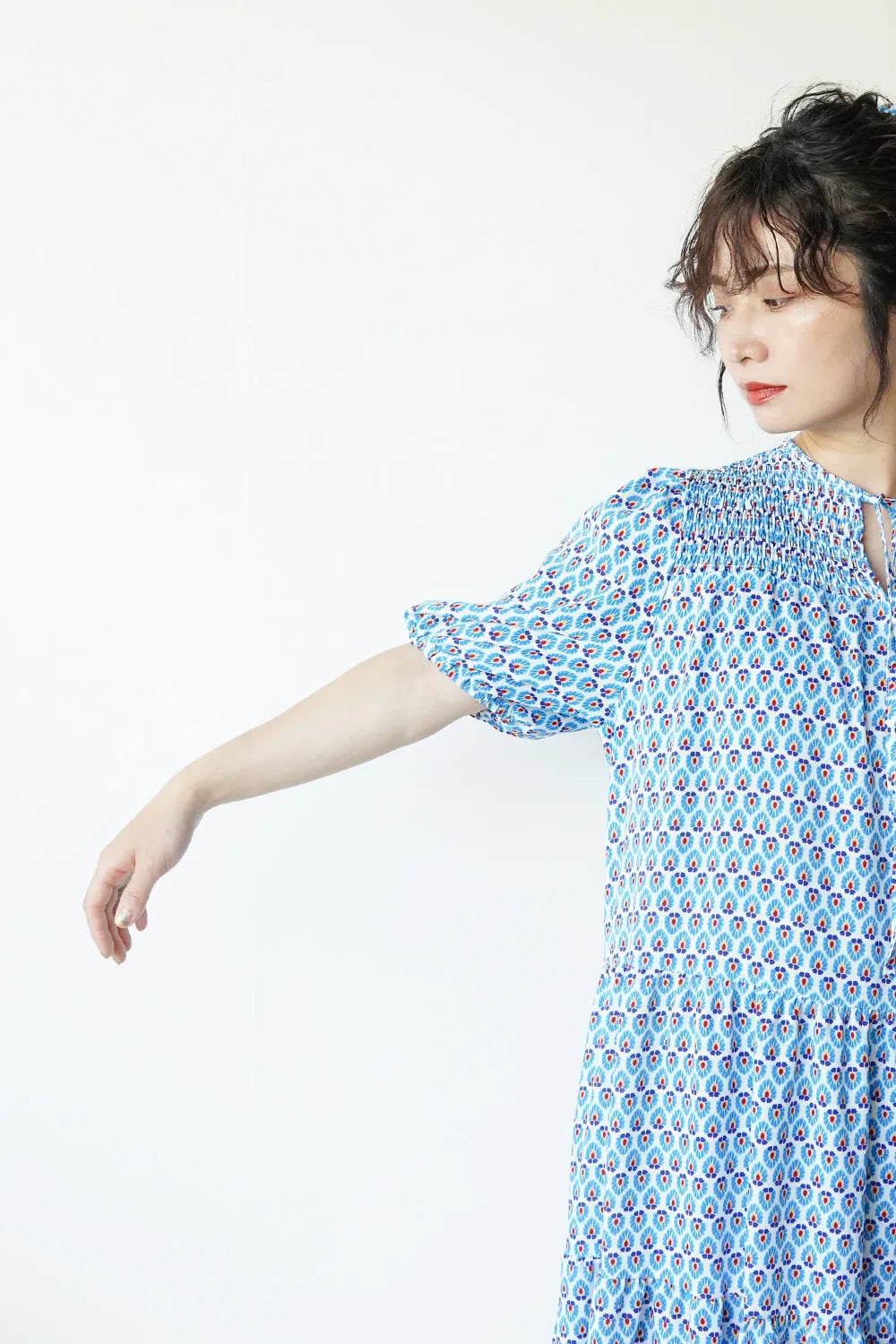 ボタニカル柄ネックシャーリングティアードワンピース