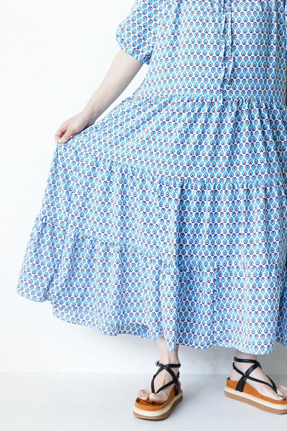 ボタニカル柄ネックシャーリングティアードワンピース