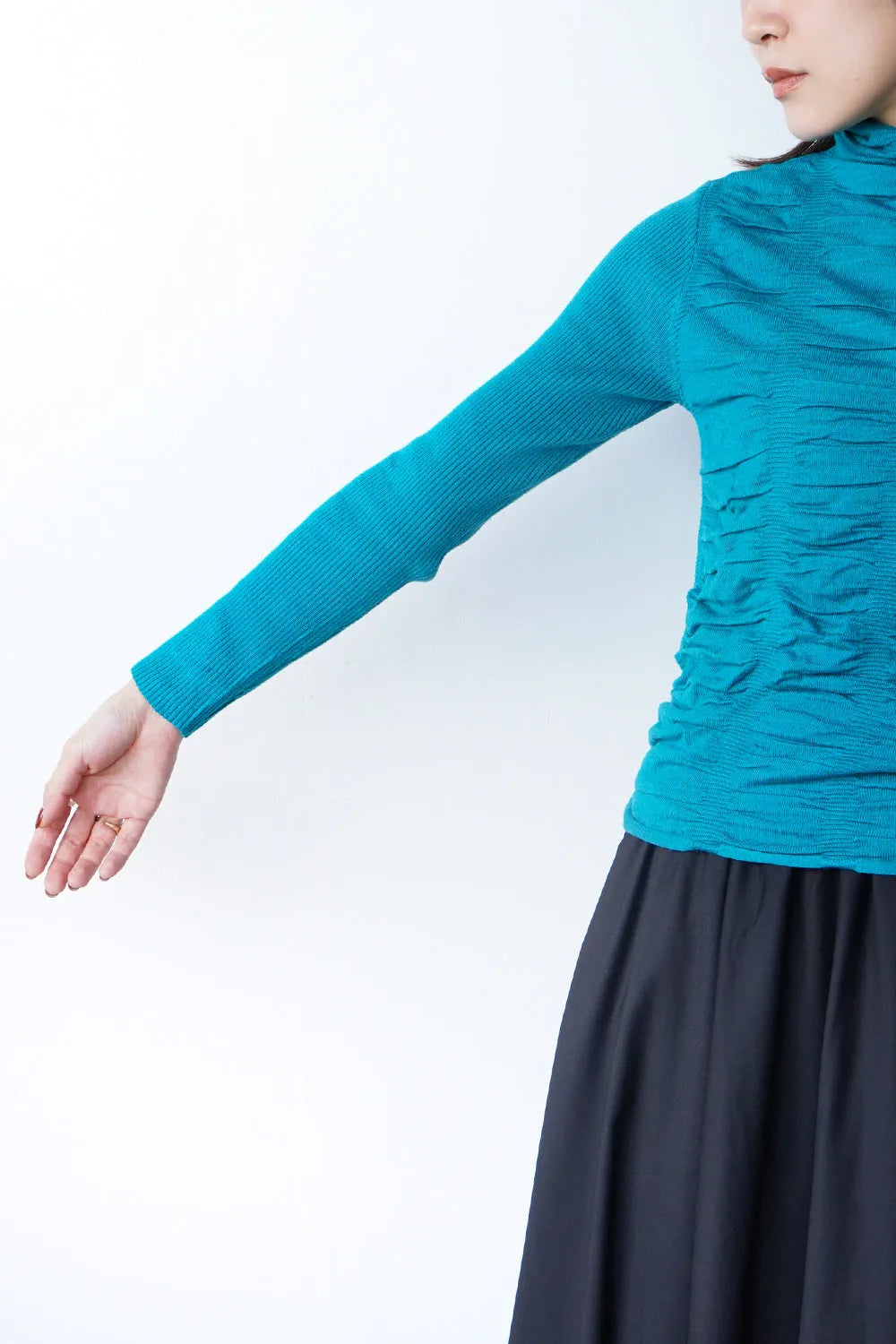 リブスリーブ シャーリングタートルニット