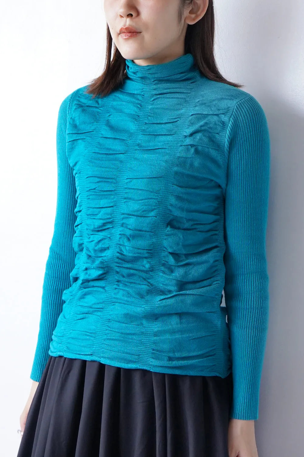 リブスリーブ シャーリングタートルニット