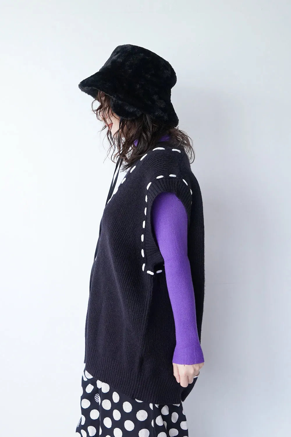 ホワイトステッチVネックニットベスト