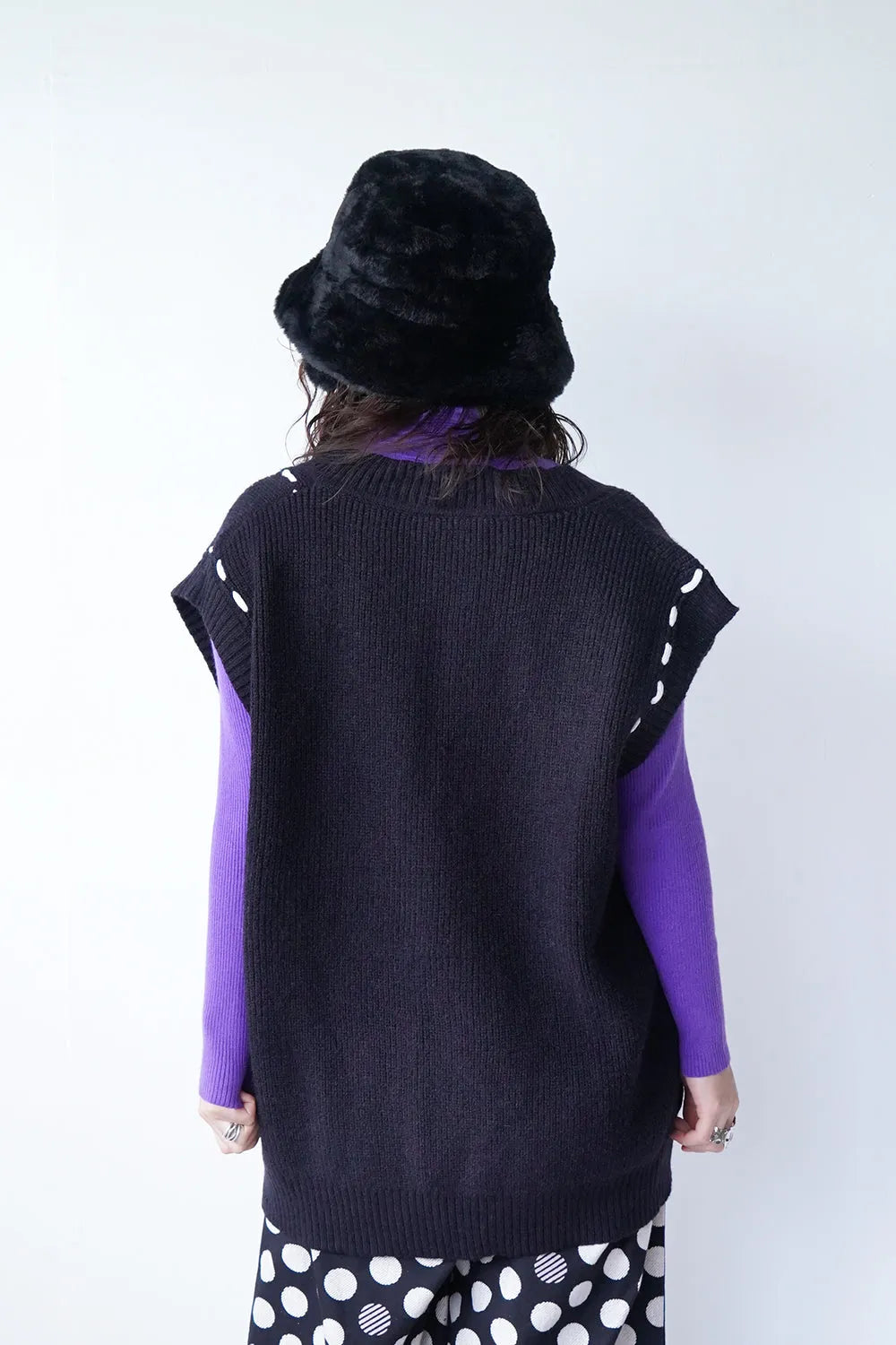 ホワイトステッチVネックニットベスト