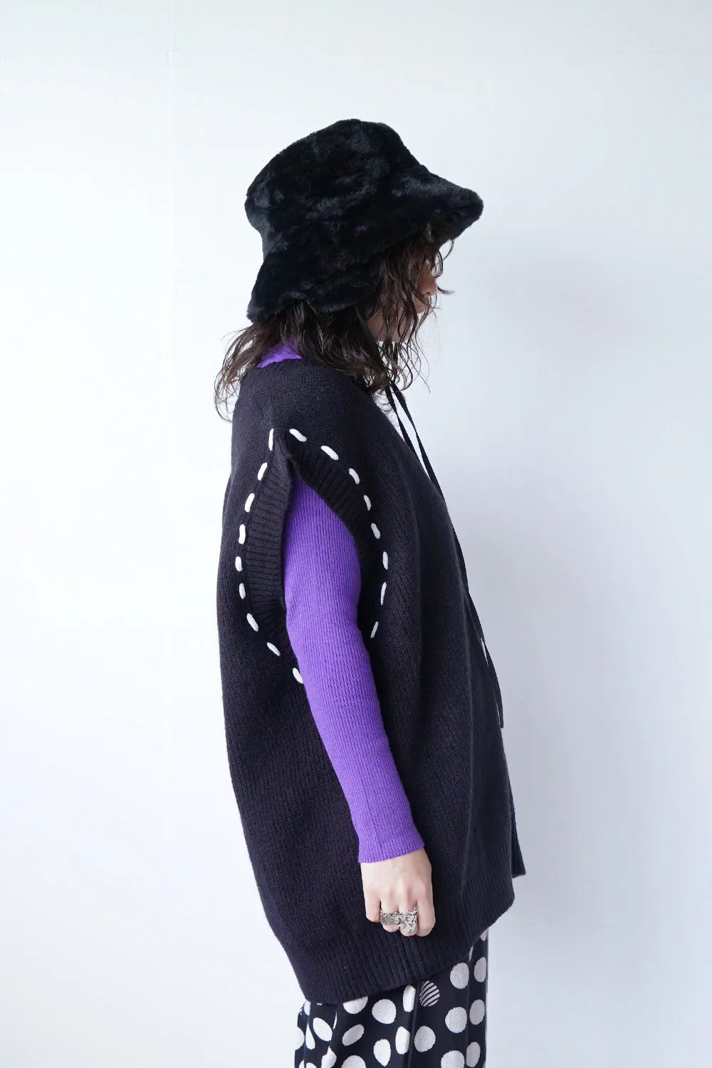 ホワイトステッチVネックニットベスト