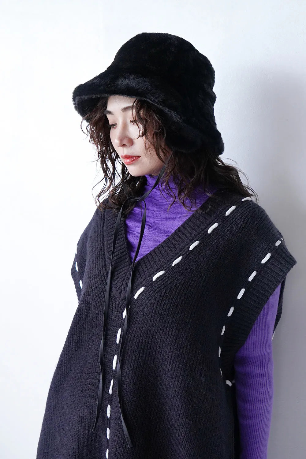 ホワイトステッチVネックニットベスト