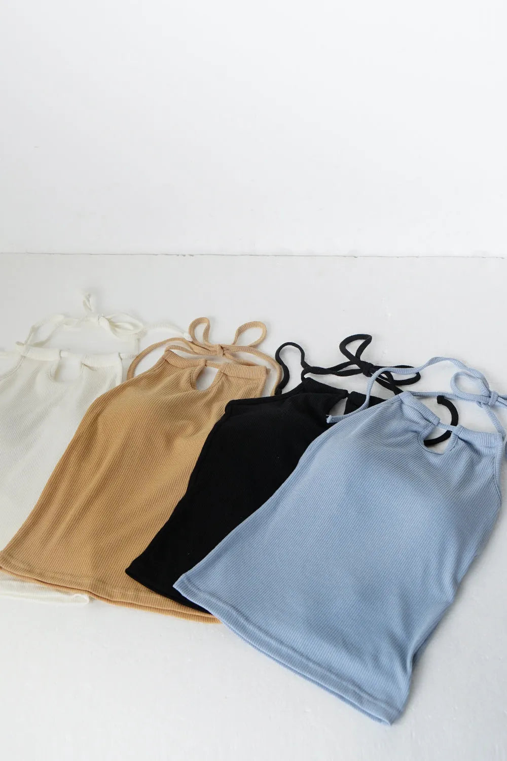 ホルターネックカップ付きキャミソール