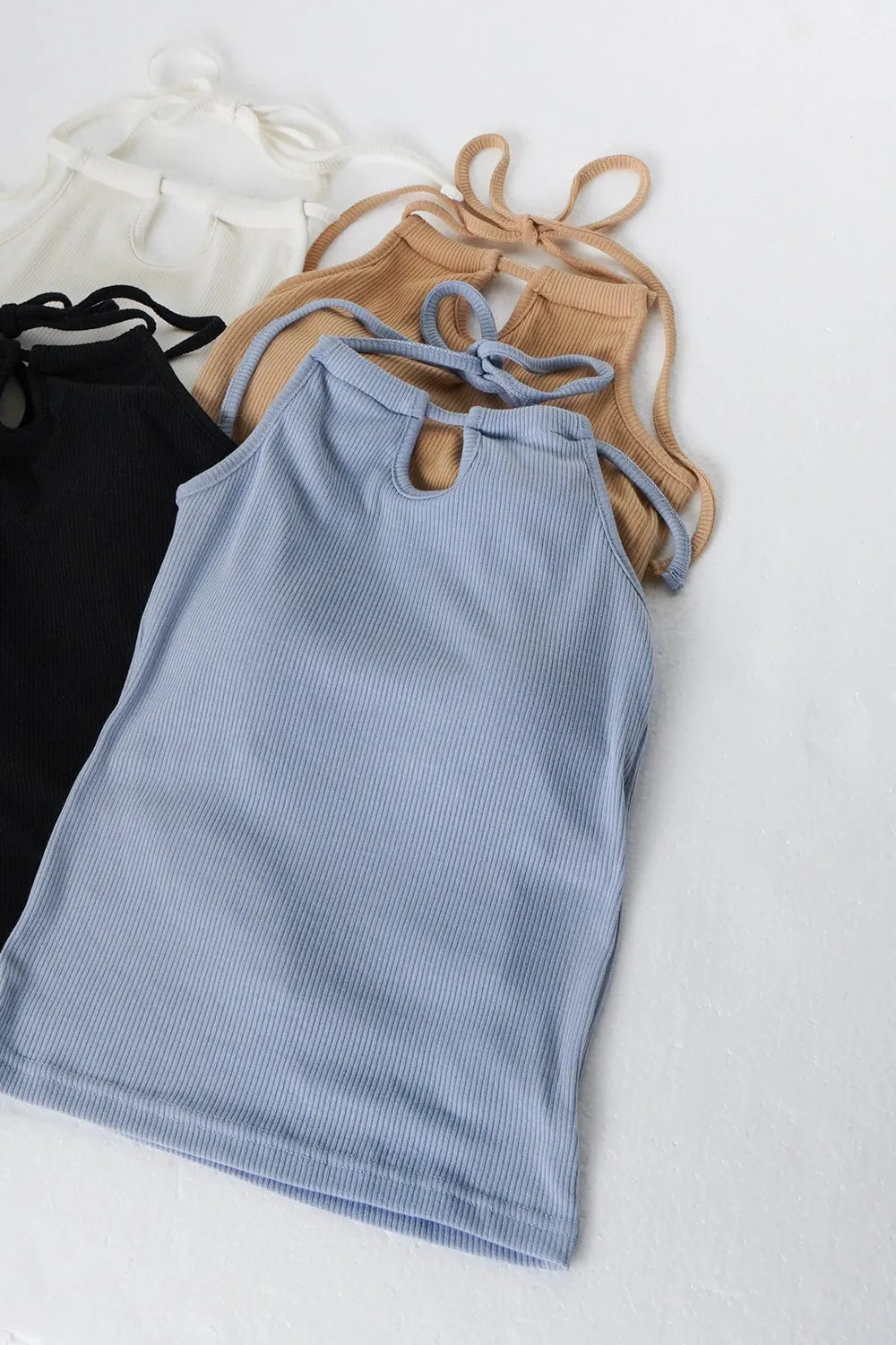 ホルターネックカップ付きキャミソール