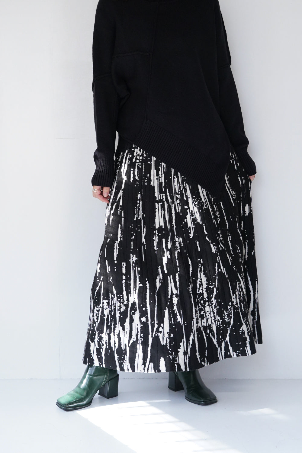 モノトーン柄スカート