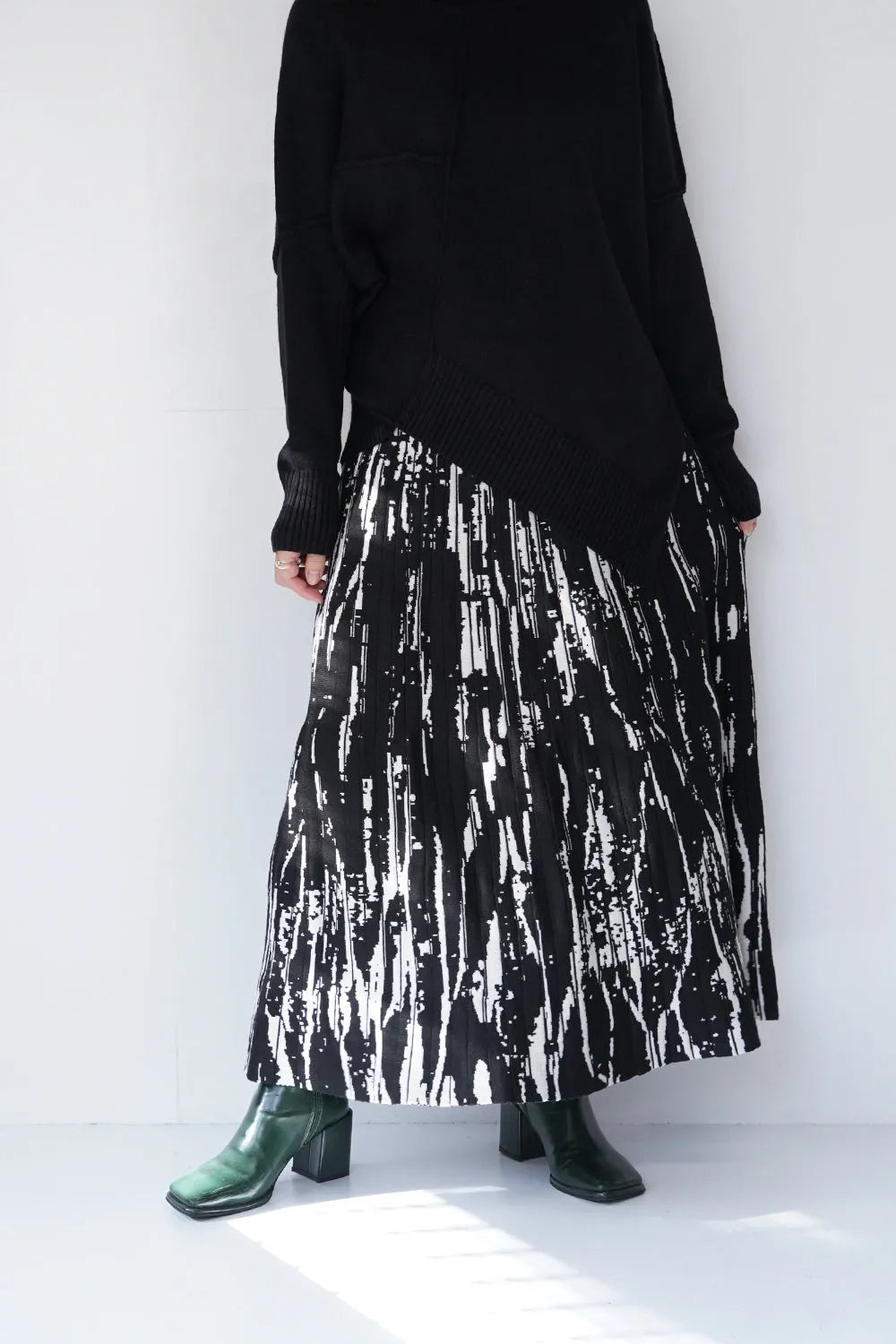 モノトーン柄スカート