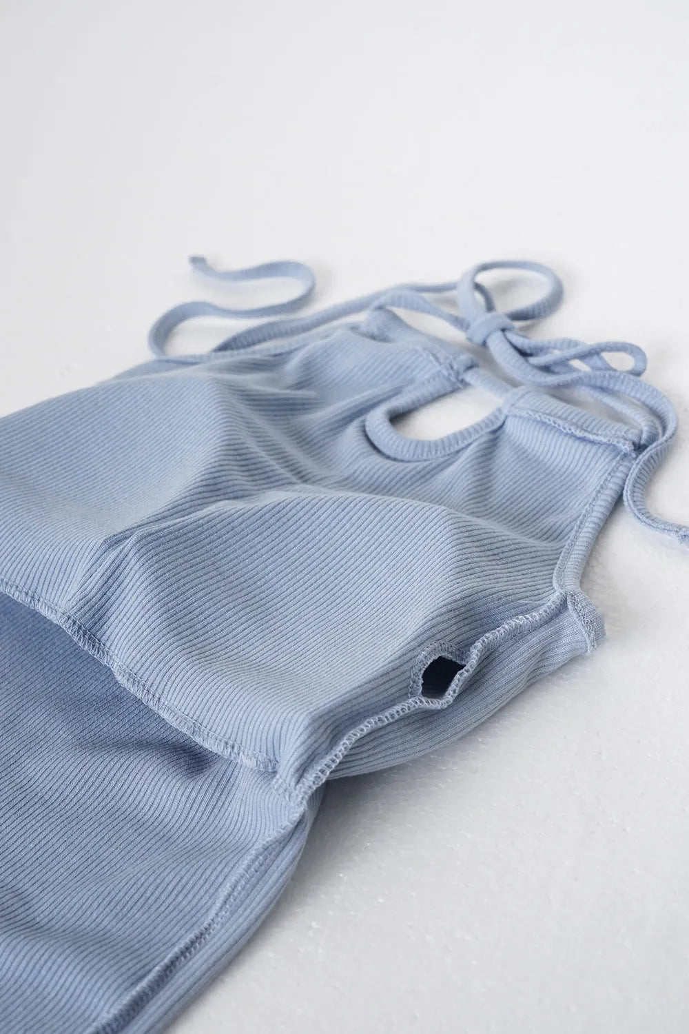 ホルターネックカップ付きキャミソール