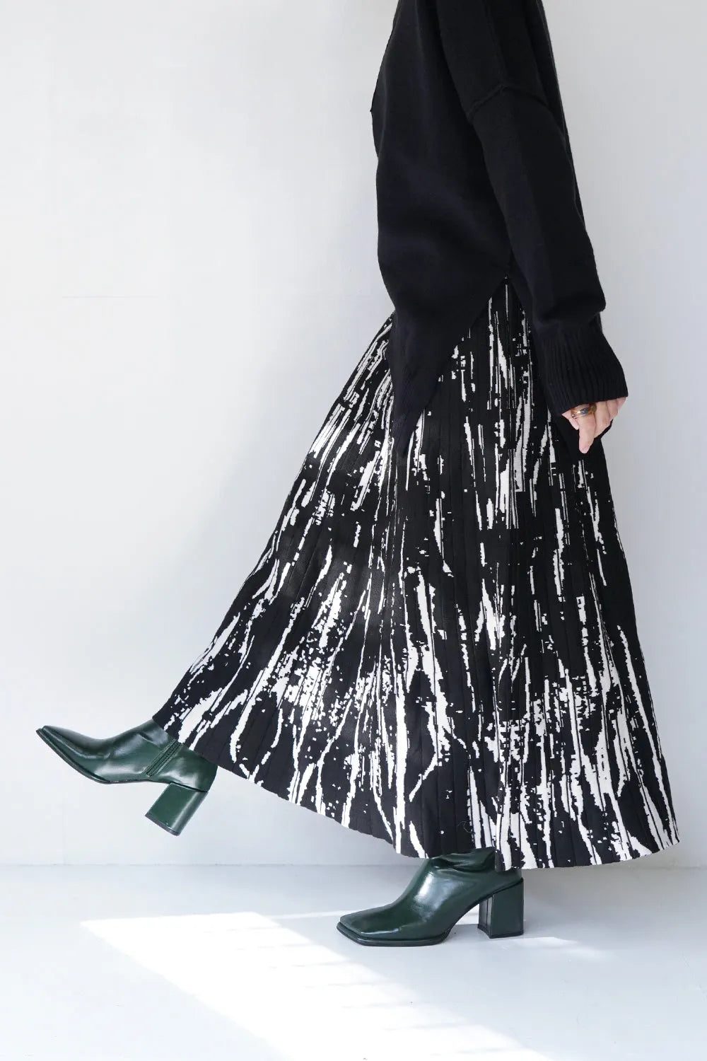 モノトーン柄スカート