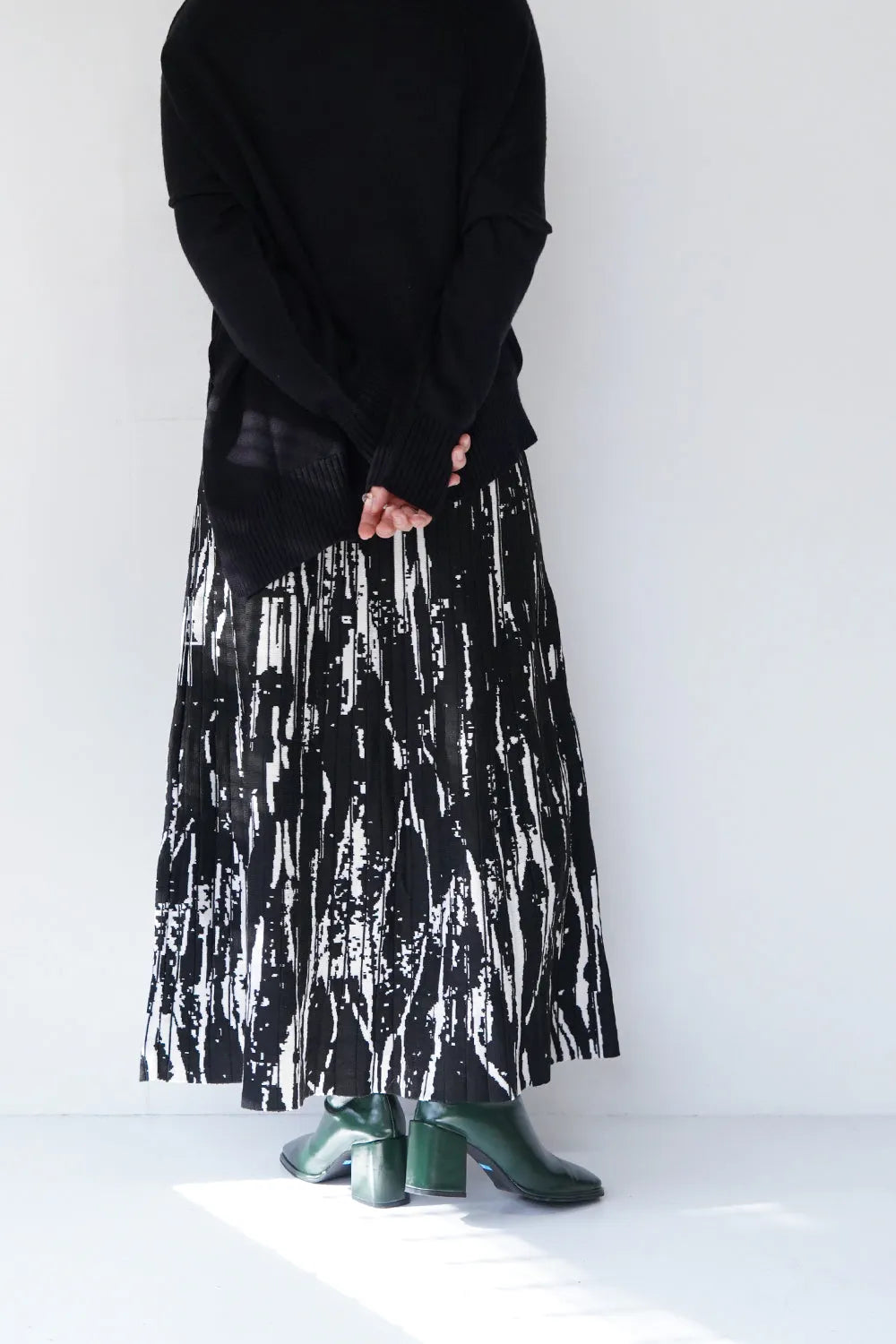 モノトーン柄スカート