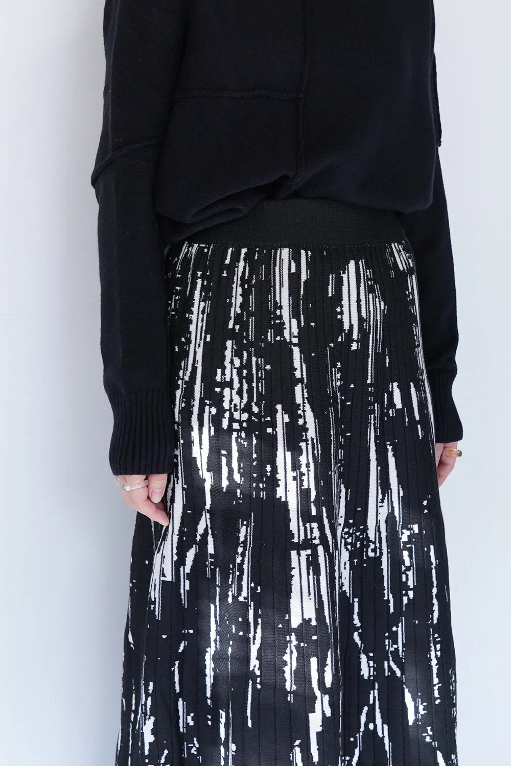 モノトーン柄スカート