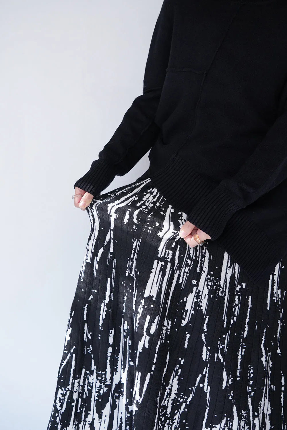 モノトーン柄スカート