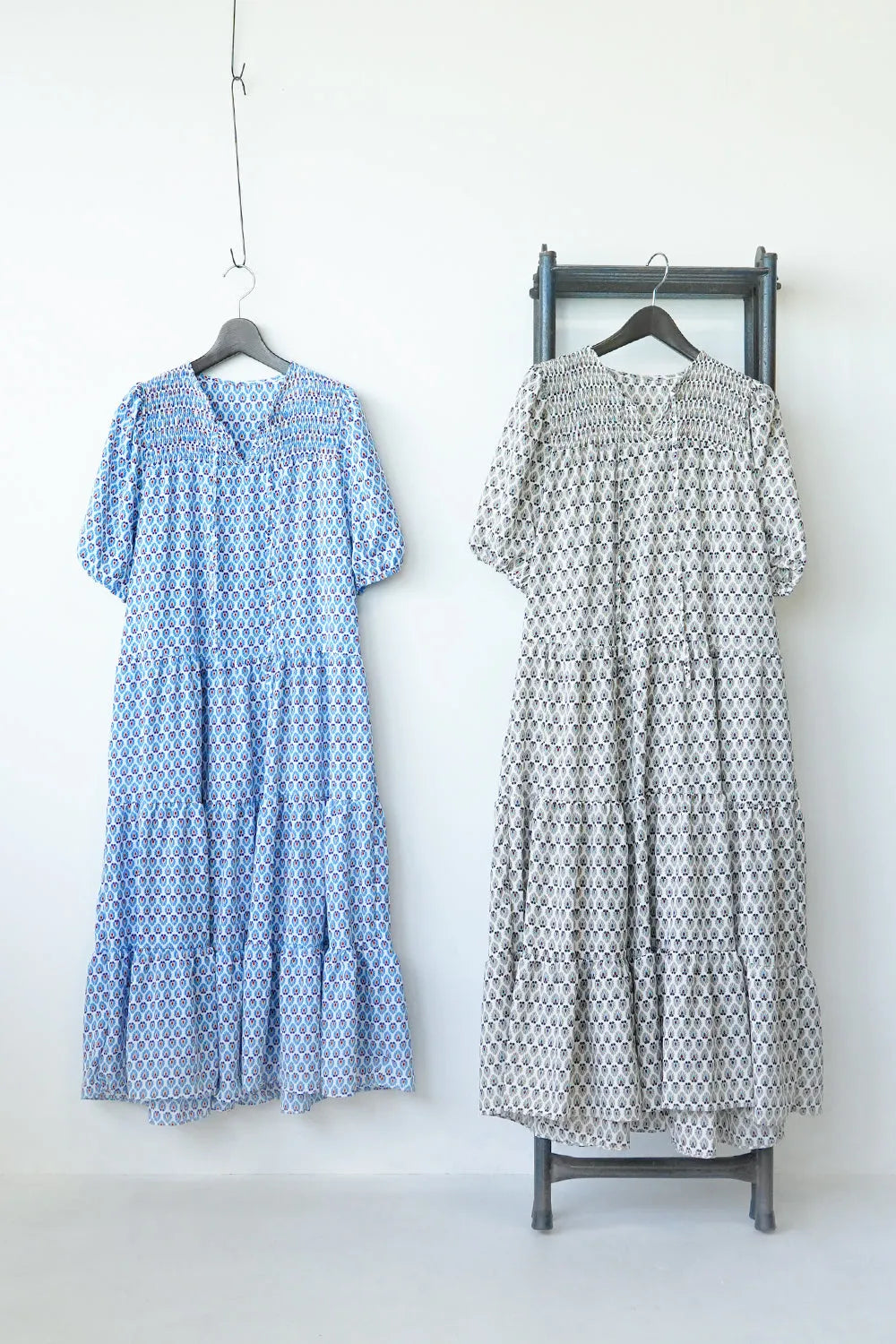 ボタニカル柄ネックシャーリングティアードワンピース