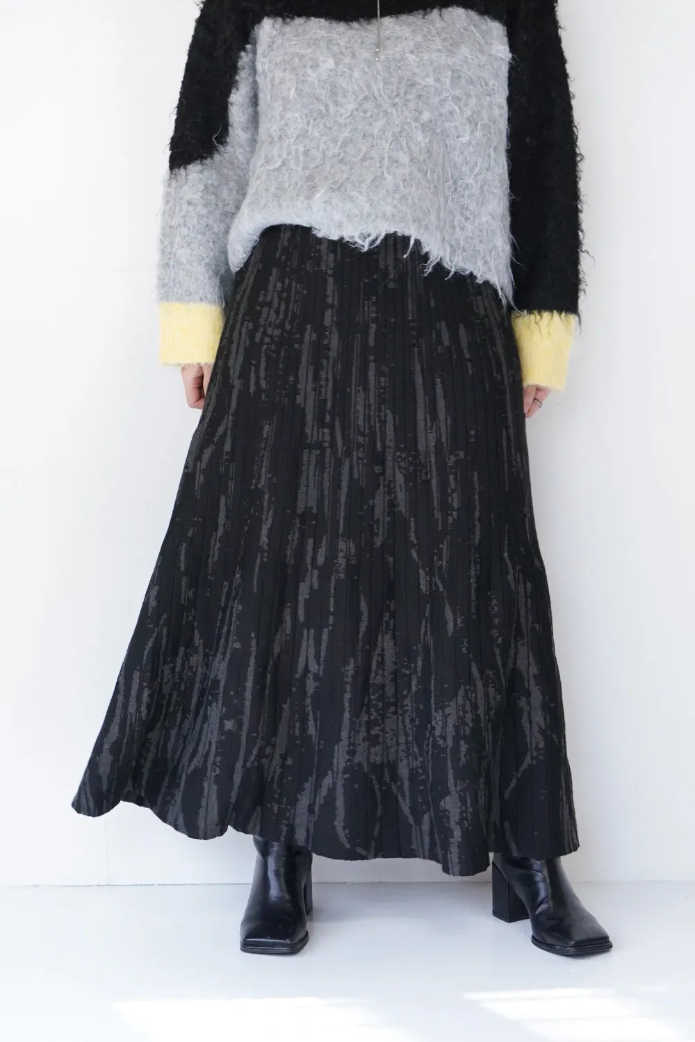 モノトーン柄スカート