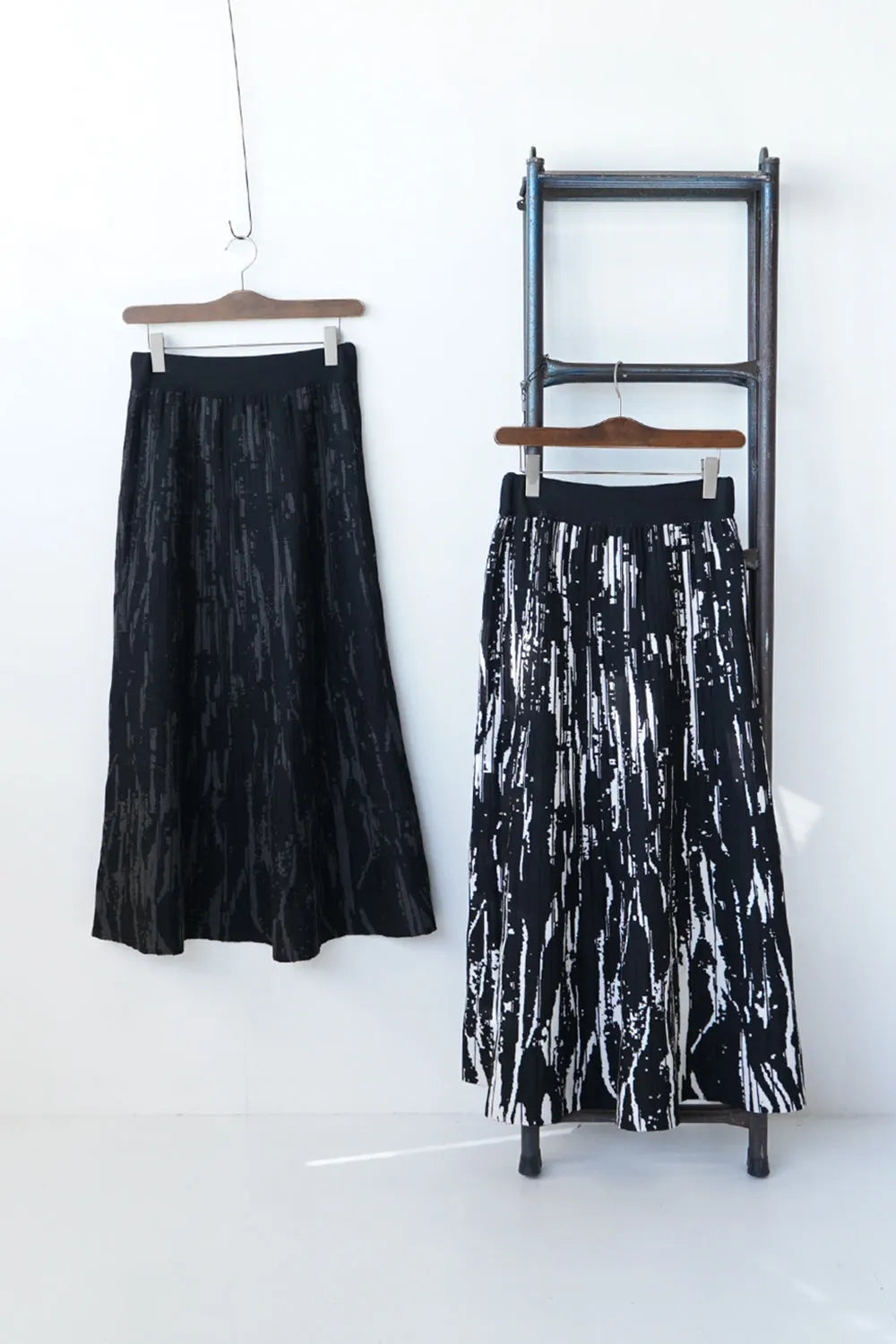 モノトーン柄スカート