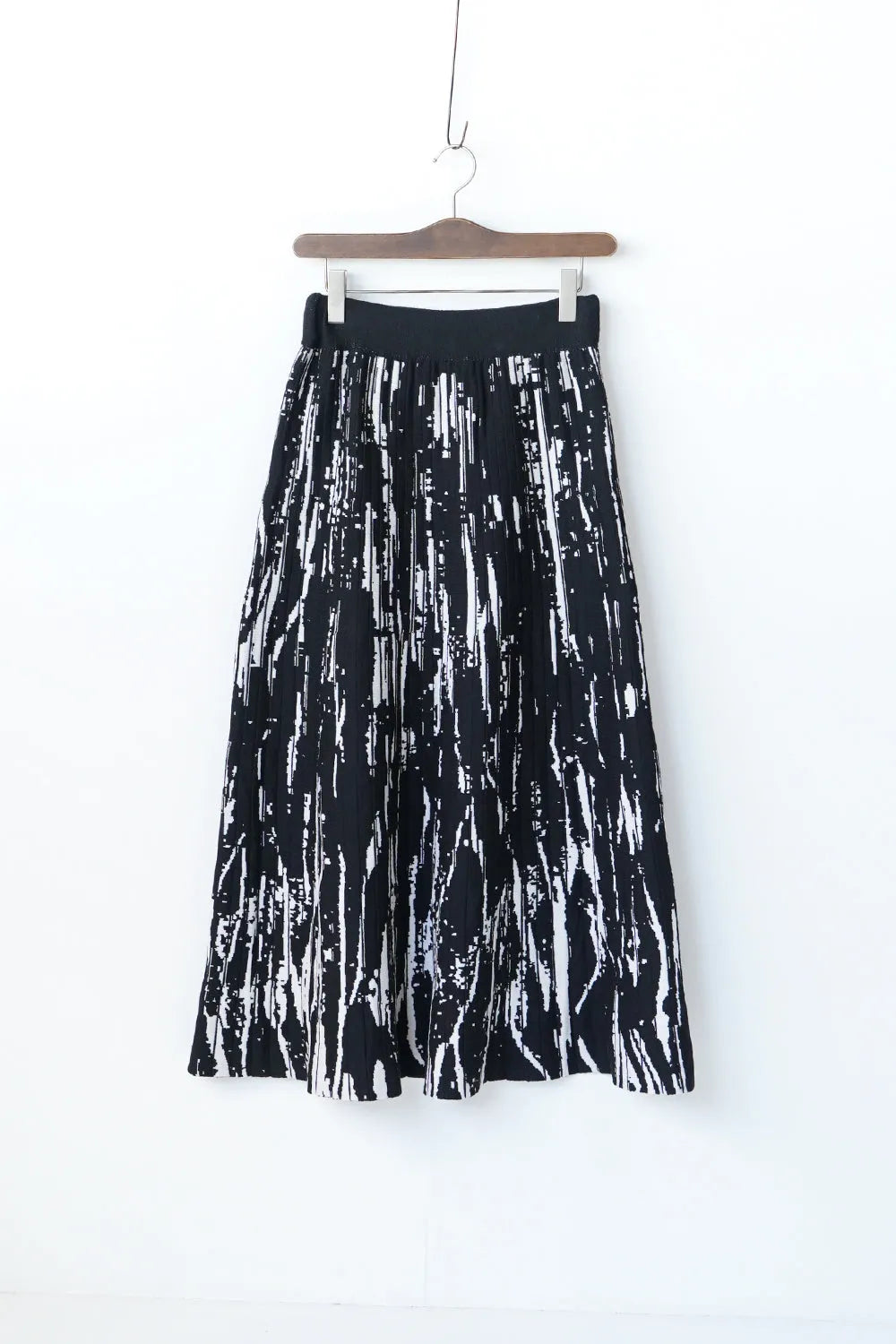 モノトーン柄スカート