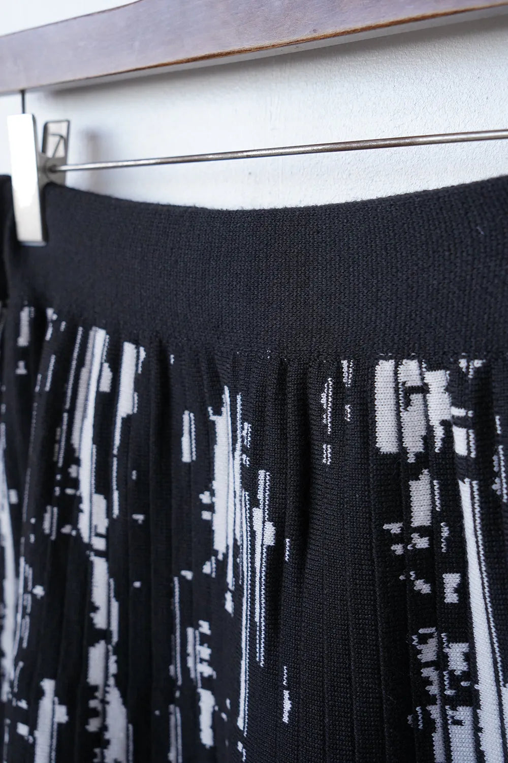 モノトーン柄スカート