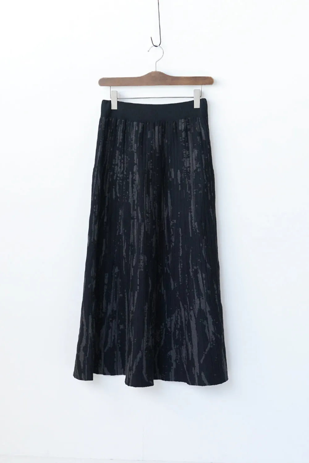 モノトーン柄スカート