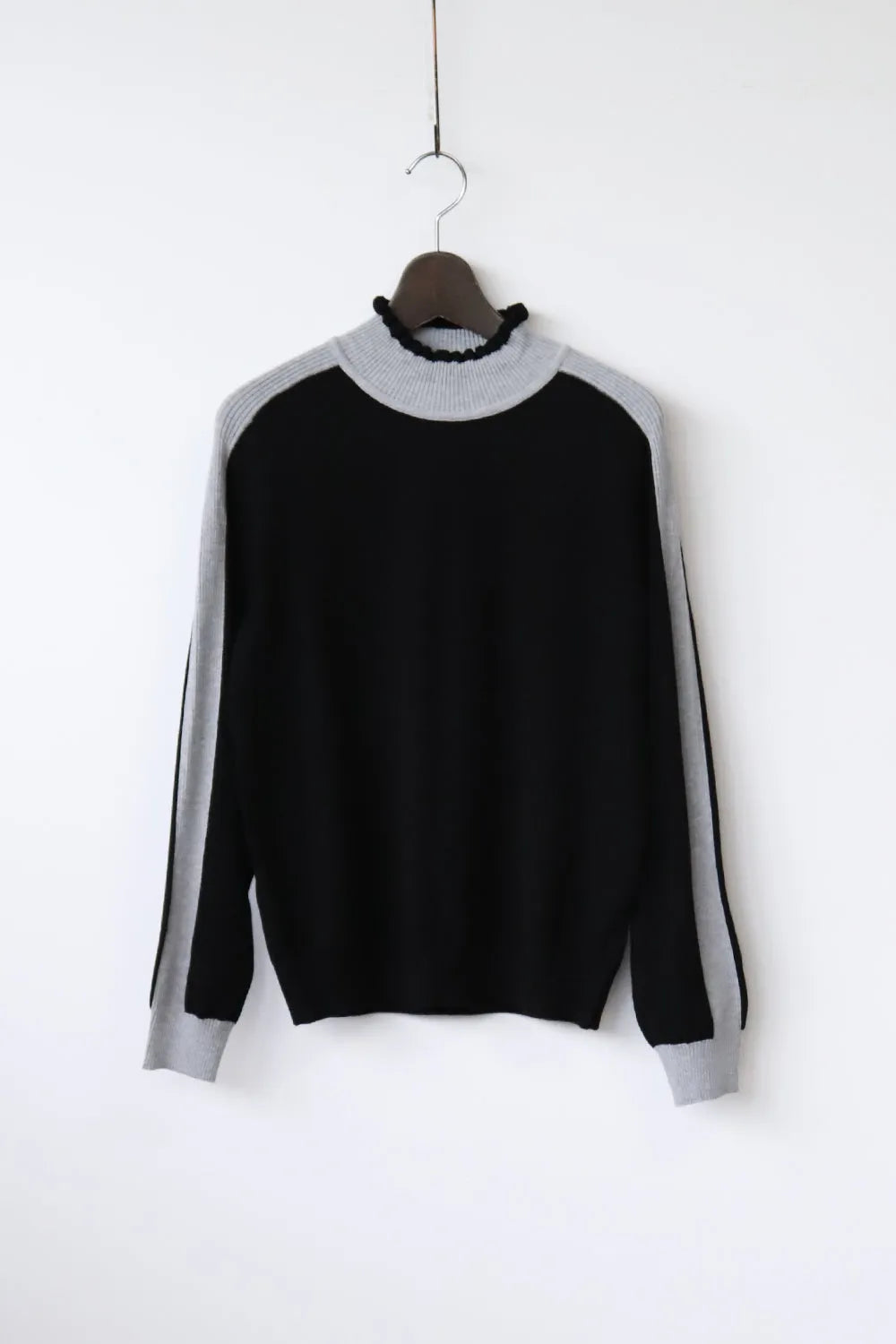 配色フリルネックニットソー