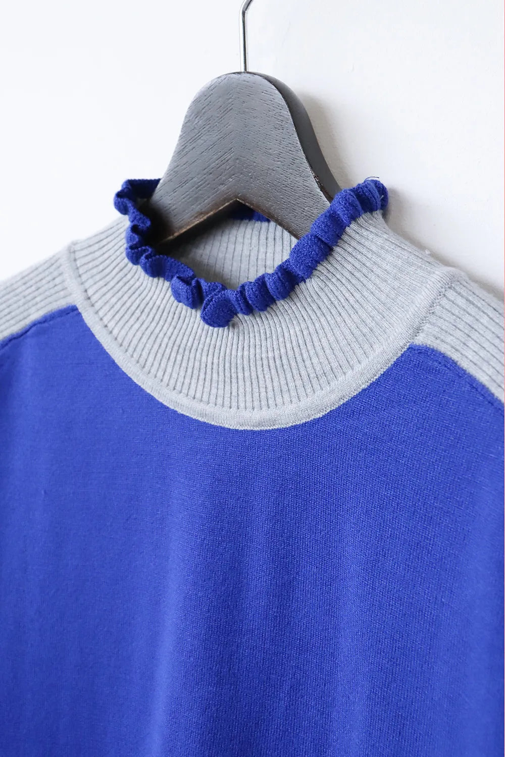 配色フリルネックニットソー