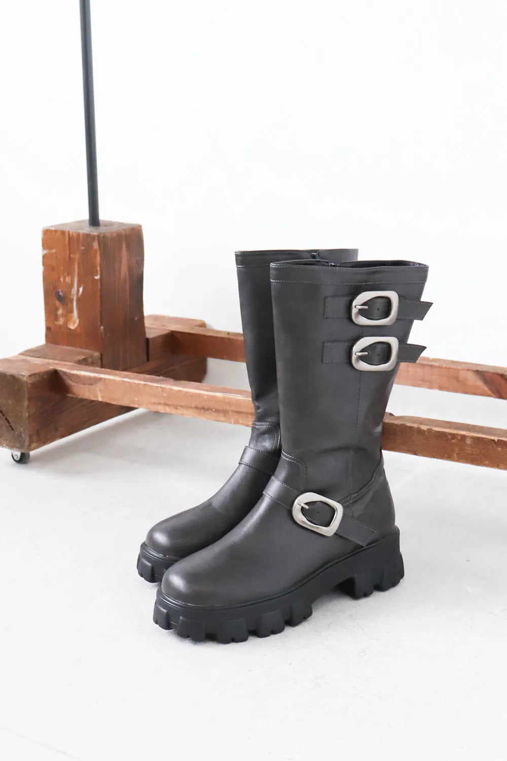 ベルトミドルブーツ