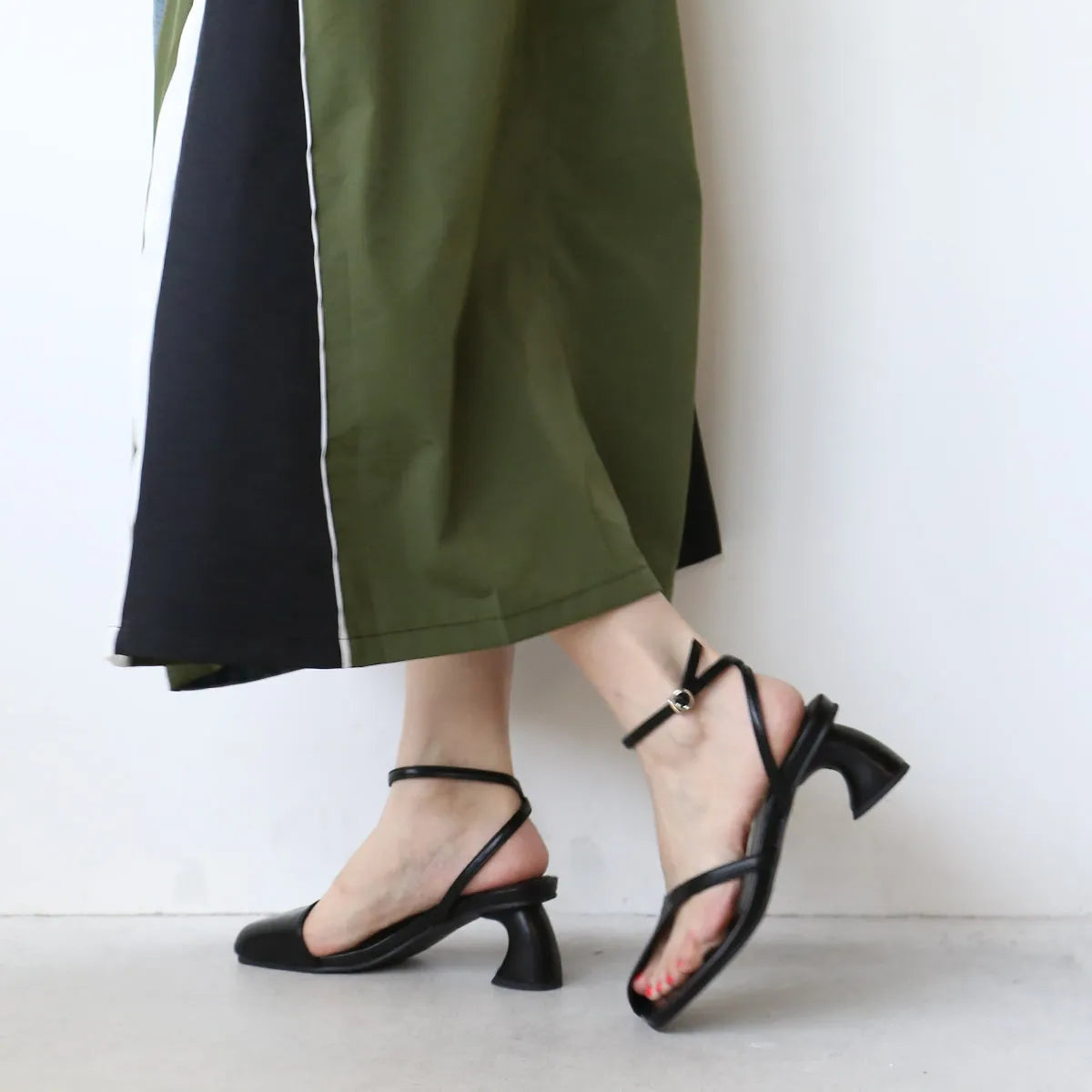 アシメカットストラップサンダル